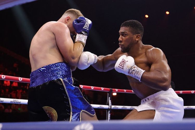 Anthony Joshua (kanan) berduel melawan Otto Wallin pada laga tinju Day of Reckoning di Kingdom Arena, Riyadh, Arab Saudi, Minggu (24/12/2023) pagi WIB. (Photo by Fayez NURELDINE / AFP)