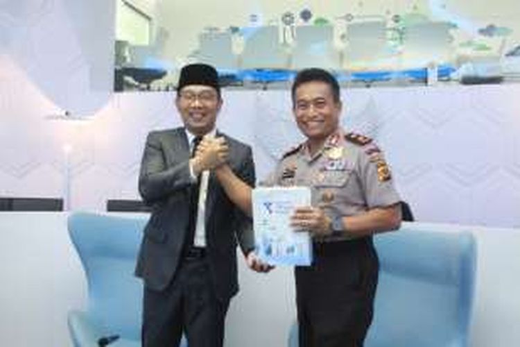 Wali Kota Bandung Ridwan Kamil bersama Kapolda Jabar Irjen Bambang Waskito usai memantau Bandung Command Center di Balai Kota Bandung, Jum'at (5/8/2016). KOMPAS.com/Dendi Ramdhani