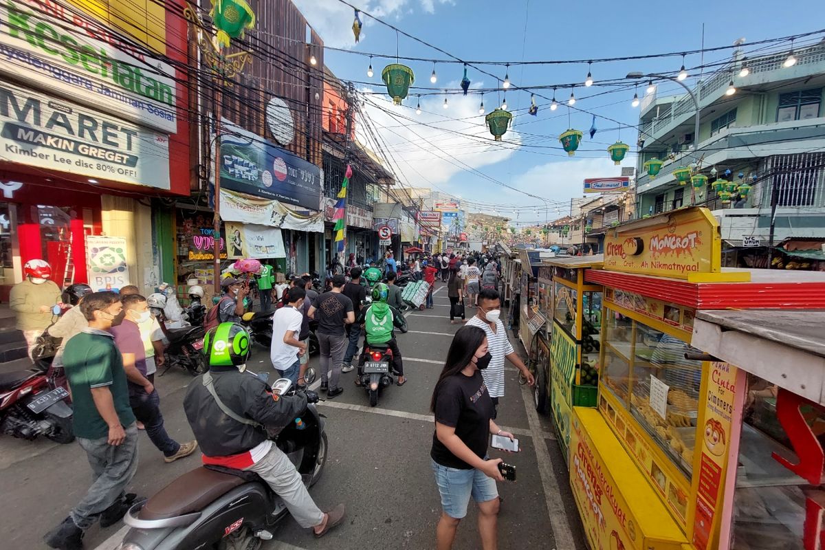 Suasana Kawasan Kuliner Pasar Lama, Kota Tangerang, pada Senin (4/4/2022).