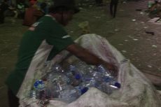 Konser Salam 3 Jari Usai, Pemulung Raup Rezeki dari Sampah Botol Plastik