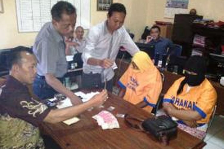 Dua orang kakak beradik, Sunar dan Halimah (bercadar), ditangkap Satuan Reserse dan Narkoba (Satreskoba) Polres Jember, Jawa Timur. Mereka ditangkap karena diduga menjadi pengedar Narkoba, Selasa (16/9/2014).