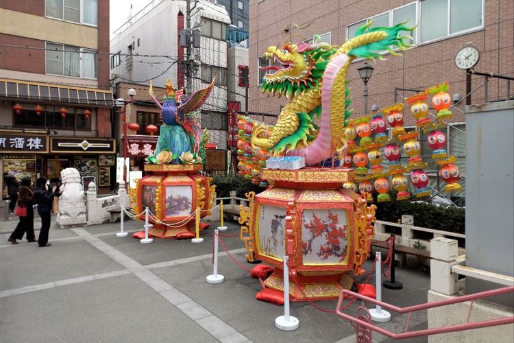Lampion raksasa shio ayam dan naga di Chinatown Yokohama, Jepang, Kamis (19/01/2023).
