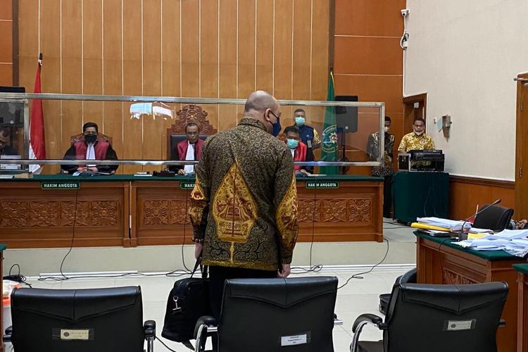 Mantan Kapolda Sumatera Barat Irjen Teddy Minahasa tiba di ruang sidang PN Jakarta Barat, Kamis (2/3/2023) pukul 09.57 WIB. Teddy bakal mendengarka keterangan saksi ahli dalam perkara peredaran sabu yang menjeratnya. 