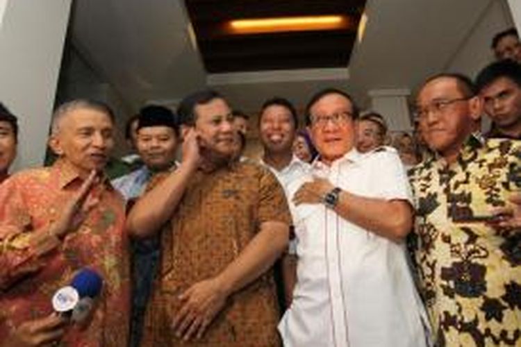 Tokoh Koalisi Merah Putih, Amien Rais, Prabowo Subianto, Akbar Tandjung, dan Aburizal Bakrie (kiri ke kanan) memberikan penjelasan seusai mengadakan pertemuan di kediaman Akbar Tandjung di Jakarta, Rabu (10/9/2014). Salah satu poin pertemuan adalah membahas mengenai rancangan undang-undang (RUU) pemilihan umum kepala daerah (pilkada) secara tidak langsung.