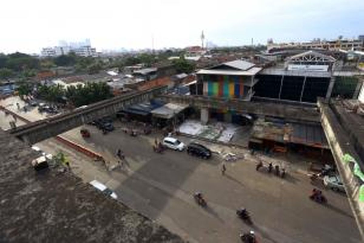 Lalu lintas di kawasan Pasar Tanah Abang, Jakarta Pusat, tampak lengang, Minggu (18/8/2013), setelah penertiban pedagang kaki lima (PKL) sepekan sebelumnya. Tidak tampak sedikit pun pedagang yang berjualan di jalan, ratusan PKL sudah bersedia direlokasi ke Blok G.