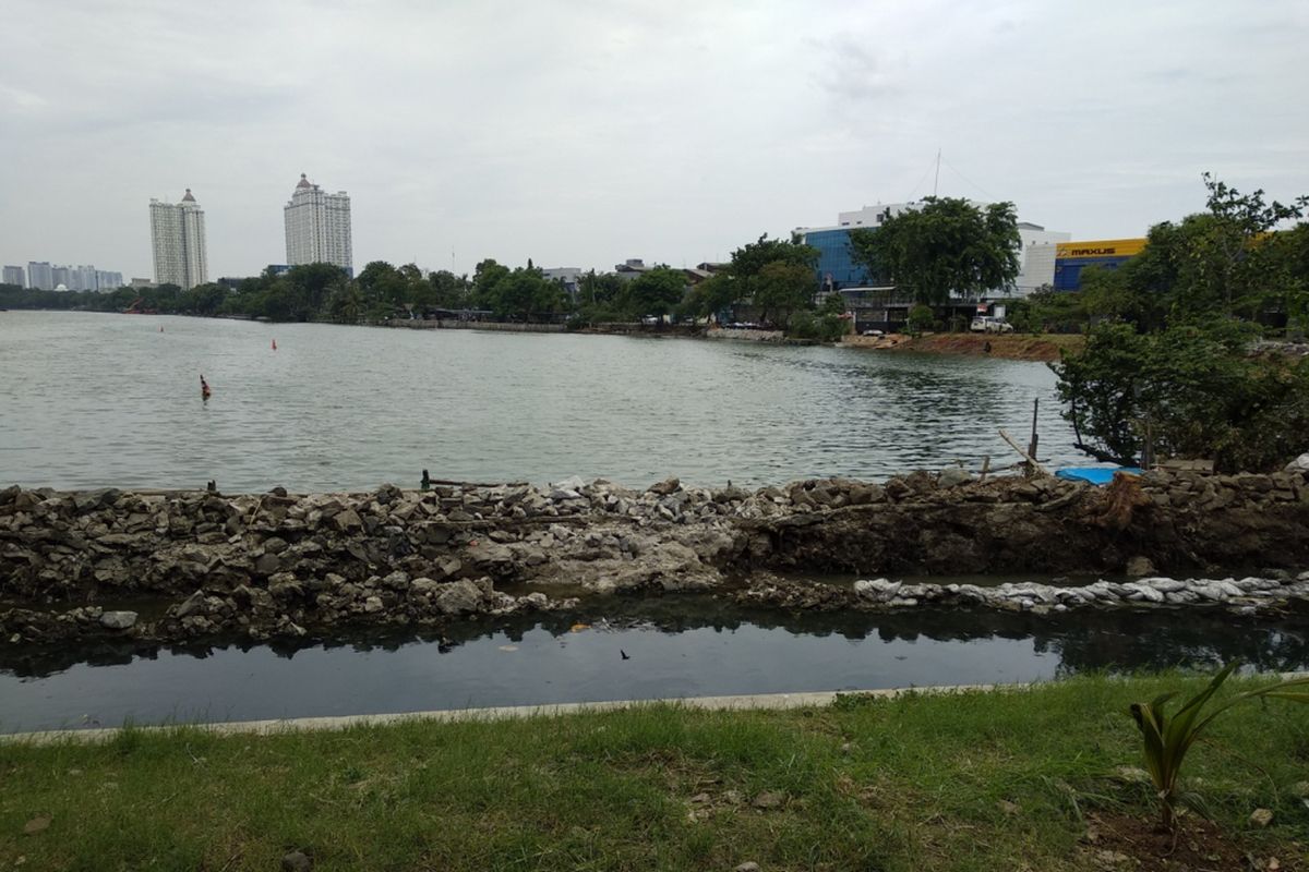 Kondisi bagian timur danau Sunter, Kamis (11/1/2018). Dinas Sumber daya air Jakarta Utara memperbaiki saluran air agar tidak merembes masuk ke dalam danau.