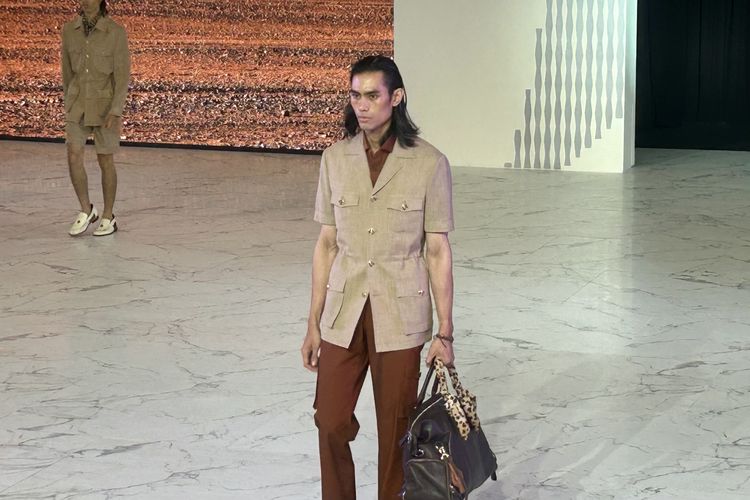 Koleksi Desert Rain dari Laxmi Tailors dalam pegelaran Senayan City Fashion Nation ke-19 di Senayan City, Jakarta Pusat, Kamis (25/9/2025).