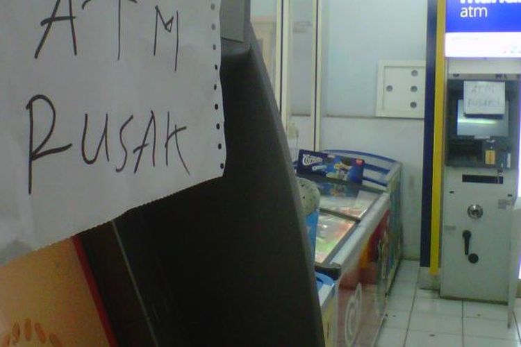 Dua ATM dibobol maling di minimarket Indomaret terminal Sukaraja, Sukabumi, Jawa Barat, Kamis (19/1/2017). 