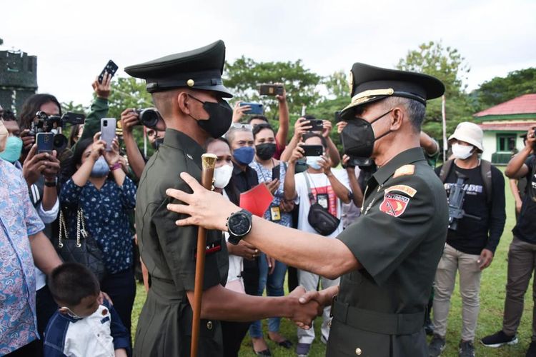 Pangdam XVI Pattimimura Mayjen TNI RIchard Tampubolon berjabat tangan dan memberikan selamat kepada Hens Songjanan yang dilantik sebagai anggota TNI, Kamis (14/4/2022) sore
