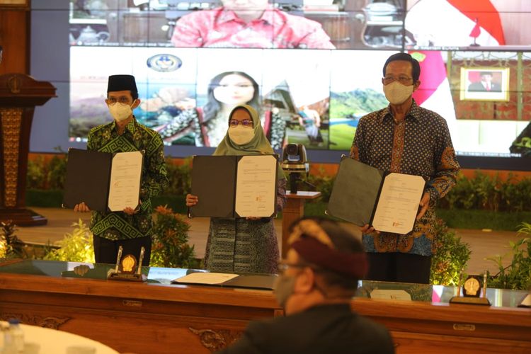 Gubernur DIY Sri Sultan Hamengku Buwono X  menunjukkan nota kesepakatan pemanfaatan Candi Prambanan dan Candi Borobudur untuk Kepentingan Agama Umat Hindu dan Umat Buddha Indonesia dan Dunia.