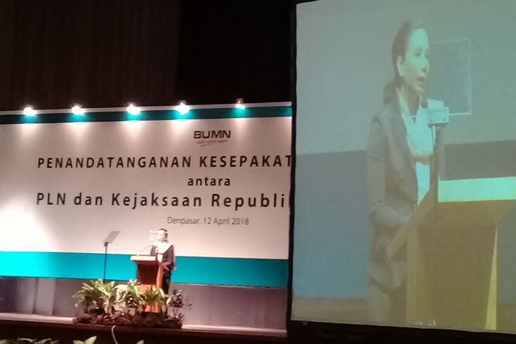 Menteri BUMN Rini Soemarno memberikan sambutan pada acara Penandatanganan Kesepakatan PLN dan Kejaksaan RI di Nusa Dua, Bali,  Kamis (12/4/2018)
