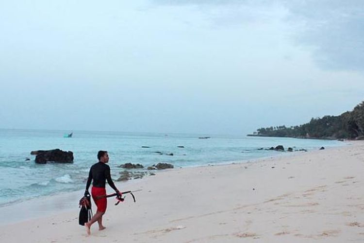 Pantai Sumur Tiga, Kota Sabang, Aceh, tampak elok, seperti terlihat Juni lalu. Sabang terus bersolek menjadi kota wisata nasional dan internasional.