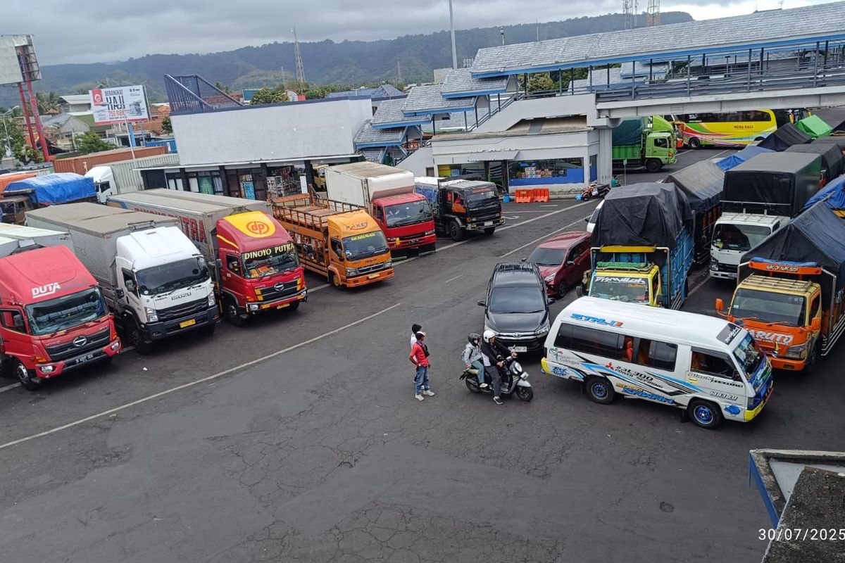 Antrean kendaraan di Pelabuhan Ketapang Banyuwangi. 