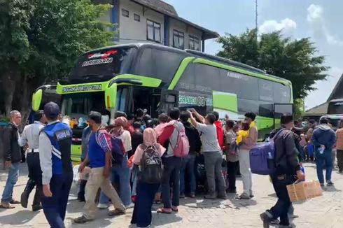 Bus Selalu Penuh, Penumpang Berebut Masuk Armada Tambahan di Terminal Madiun