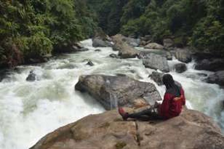 Seorang anggota Tim Pemetaan Jeram Sungai Ae Dikit Mapala UI mengamati bentukan jeram. Tim harus mengetahui secara pasti formasi batuan, fitur-fitur sungai, benda-benda yang berpotensi menghambat/membahayakan perahu, dan arah arus sungai. Hal-hal tersebut penting untuk mendukung suksesnya pengarungan suatu jeram dan menentukan tindakan pengamanan yang harus dilakukan. 