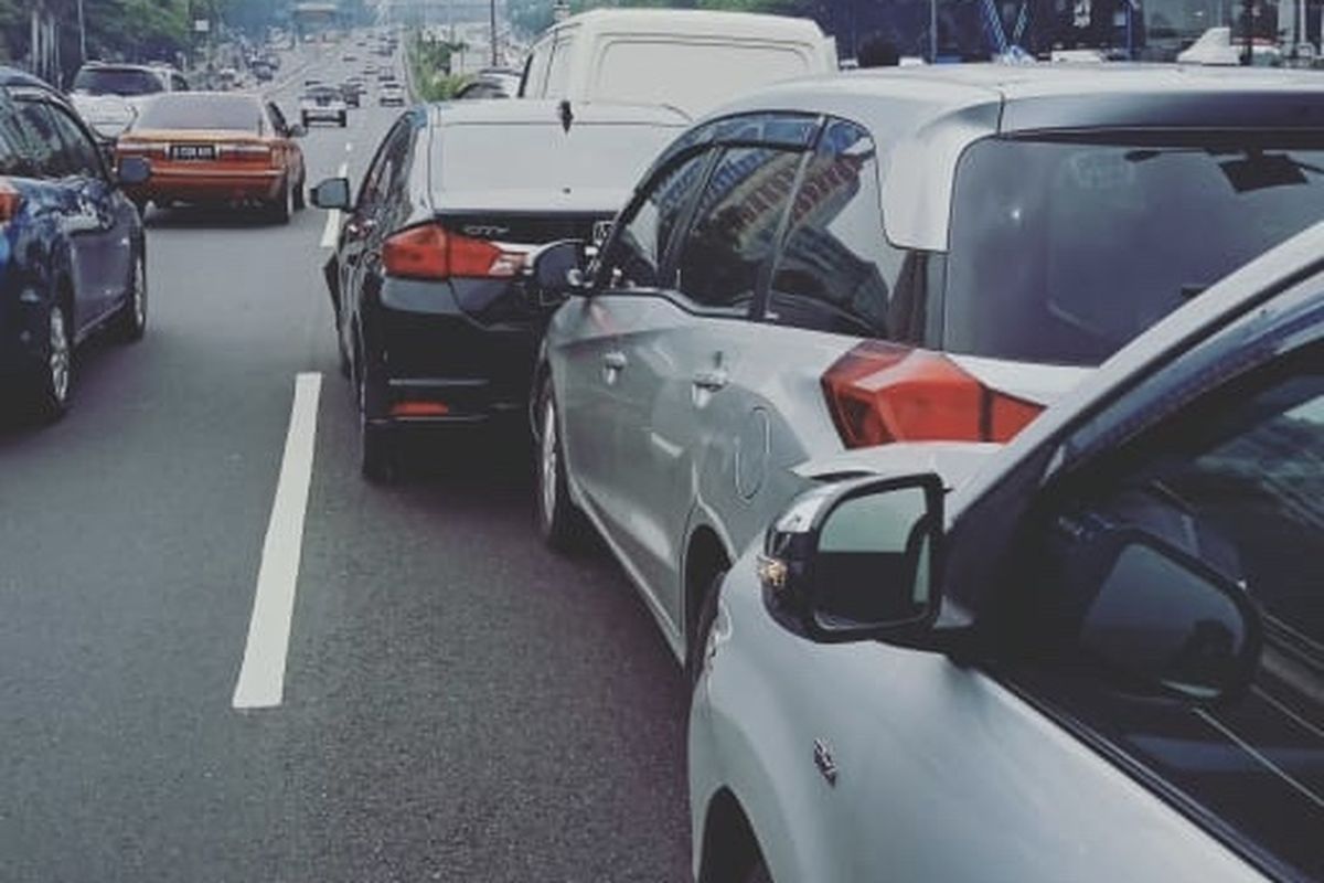 Kecelakaan beruntun terjadi di Jalan Tol Cawang-Grogol, tepatnya di Km 06 Layang Kuningan, Setiabudi, Jakarta Selatan, Kamis (5/11/2020) sekitar pukul 11.20 WIB.