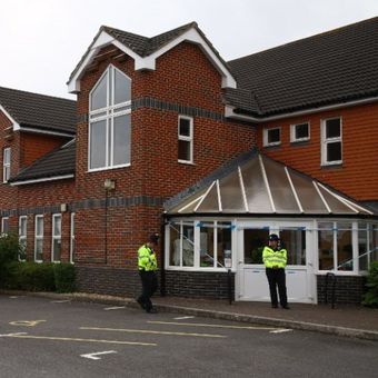 Petugas polisi terlihat di luar Amesbury Baptist Center di Amesbury, Inggris, Rabu (4/7/2018), setelah dua orang ditemukan tidak sadar di sebuah rumah di Amesbury. (AFP/Geoff Caddick)