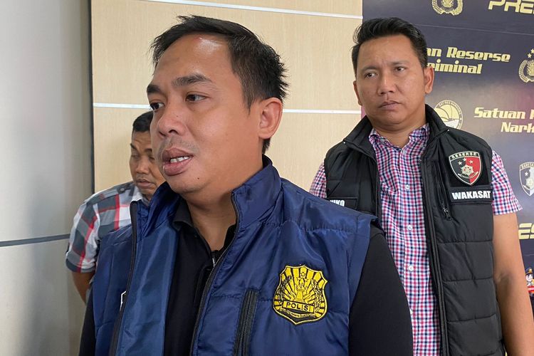 Kasat Reskrim Polres Metro Jakarta Barat Kompol Andri Kurniawan mengungkapkan selebgram berinisial AP ditangkap atas dugaan kasus penipuan dan penggelapan, Selasa (14/3/2023). 