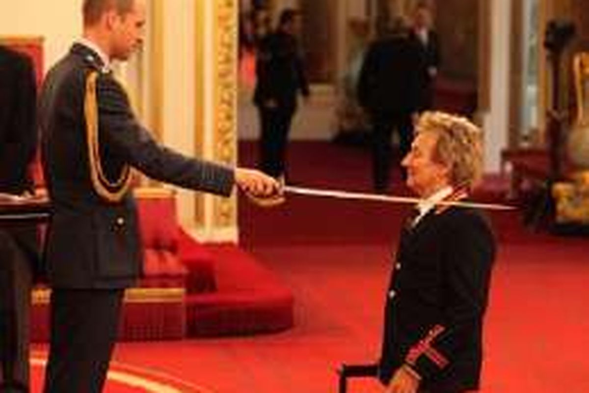 Pangeran William menganugerahkan gelar Sir kepada penyanyi legendaris Rod Stewart di Buckingham Palace, London, Selasa (11/10/2016).