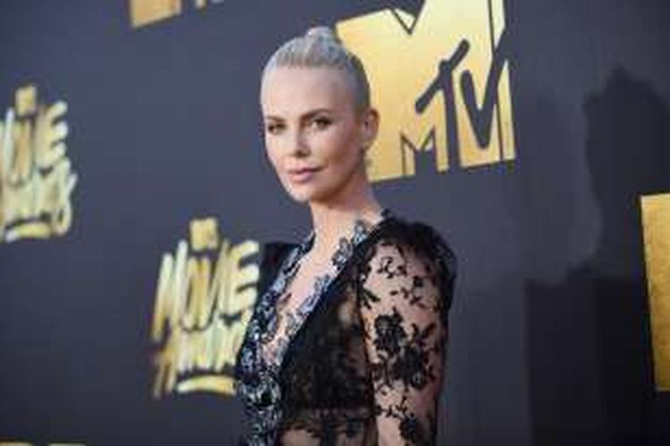 Aktris Charlize Theron menghadiri 2016 MTV Movie Awards yang digelar di Warner Bros Studios di Burbank, California, Sabtu (9/4/2016). Ia merebut penghargaan Best Female Performance dalam ajang penghargaan berdasarkan pilihan publik itu.