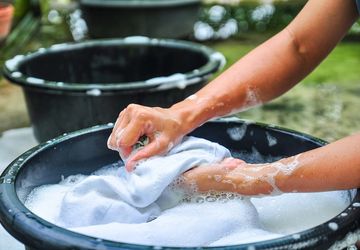 Tak Perlu Jasa Laundry, Cara Mencuci Jas Metode Dry Clean di Rumah