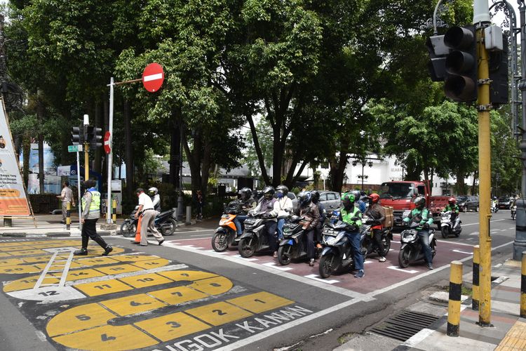 Tampak tanda jarak fisik pengendara seperti starting Grid di Moto GP dibuat di ruang henti khusus (RHK) Jalan Merdeka, Kota Bandung, Kamis (16/7/2020). Polda Janar membuat tanda ini do 159 di 22 Kota/Kabupaten di wilayah Polda Jabar, sebagai salah satu upaya penerapan protokol kesehatan di Jalanan.
