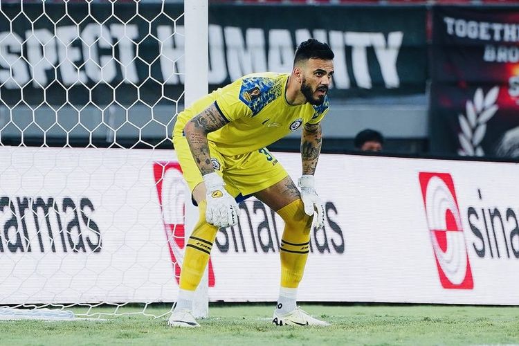 Penjaga Gawang Arema FC Bersinar di Laga Pertama Piala Presiden 2024