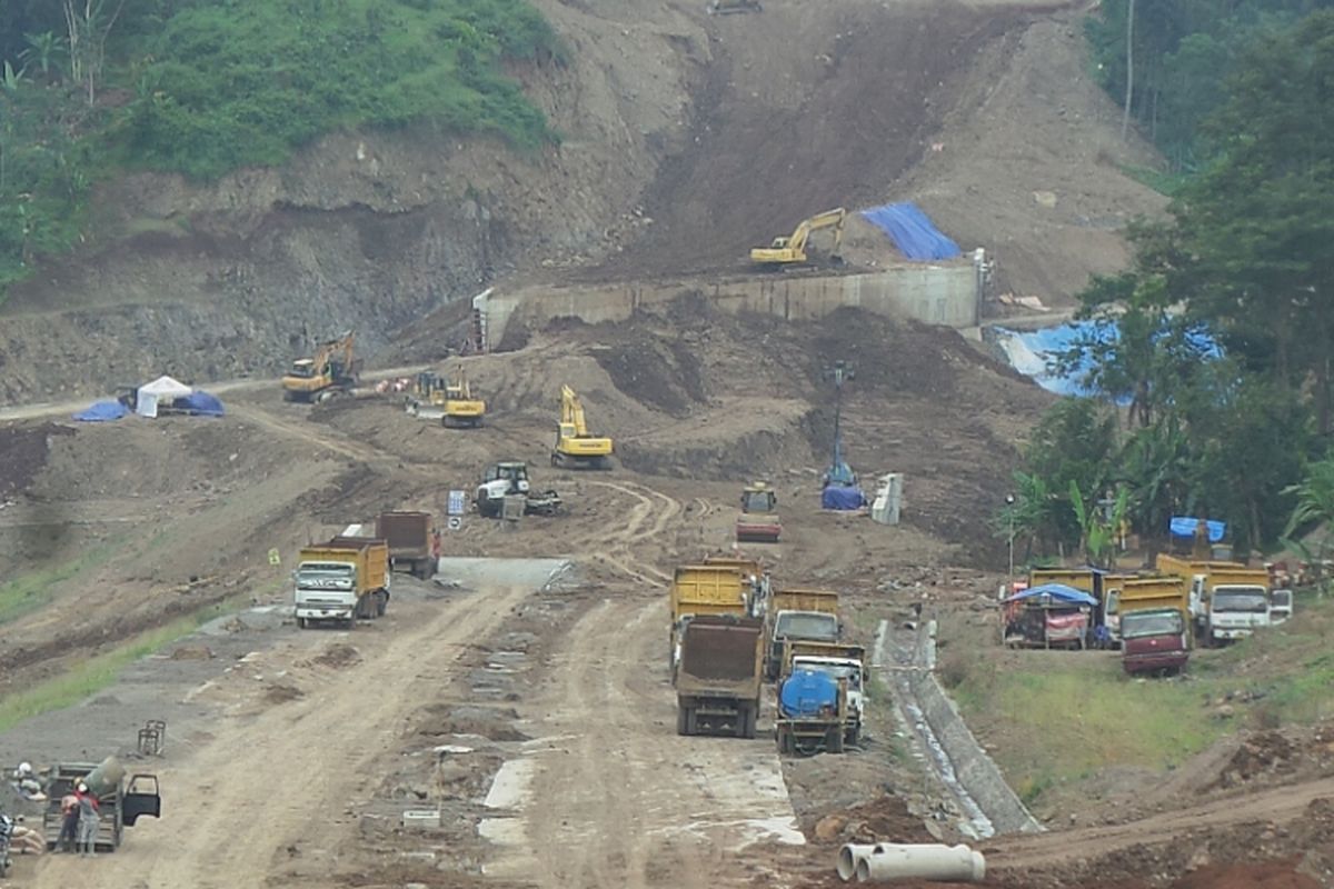 Pekerjaan tol Bawen-Salatiga, tepatnya di bukit Polosiri Bawen masih menyisakan pekerjaan yang cukup berat, yakni pengerukan tanah setebal 15 meter. Gambar diambil Kamis (30/3/2017).