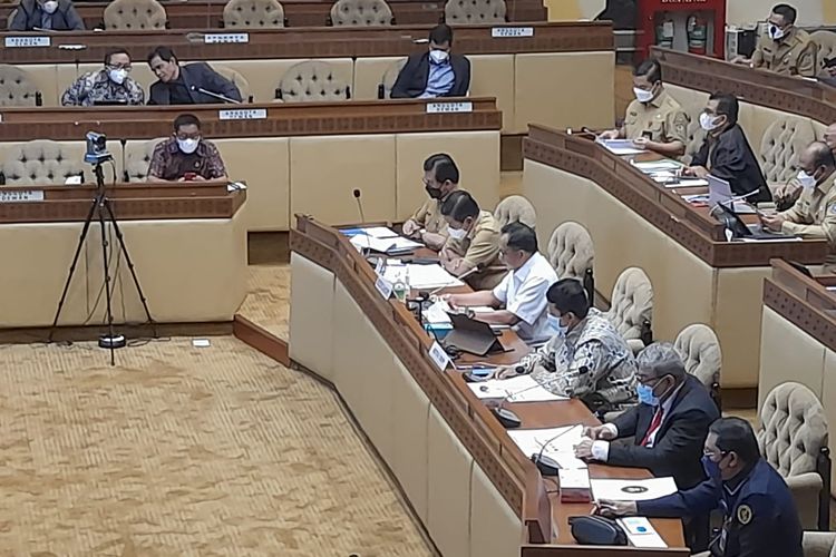 Menteri Dalam Negeri Tito Karnavian dalam rapat kerja dengan Komisi II DPR, Kompleks Parlemen Senayan, Jakarta, Selasa (5/4/2022).