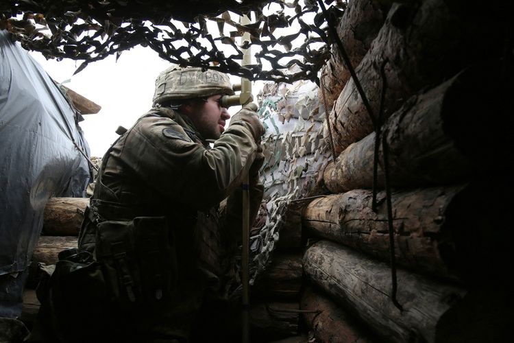 Seorang tentara Ukraina sedang bertugas jaga pos di garis depan perbatasan dengan separatis dukungan Rusia, tak jauh dari Gorlivka, region Donetsk, 27 April 2021.