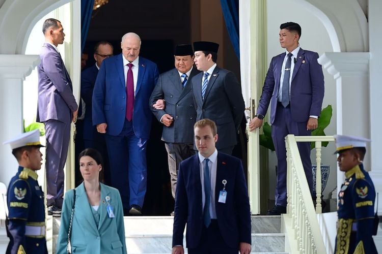 Melihat Keakraban Prabowo dan Lukashenko di Istana: Berpelukan-Gandengan Tangan