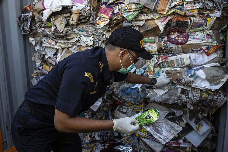 Petugas bea cukai memeriksa kontainer yang dipenuhi sampah asal Australia di sebuah pelabuhan di Surabaya, Selasa (9/7/2019). Indonesia menyatakan akan mengembalikan sampah dalam jumlah besar mencapai 210 ton ke negara asal pengirim, Australia.