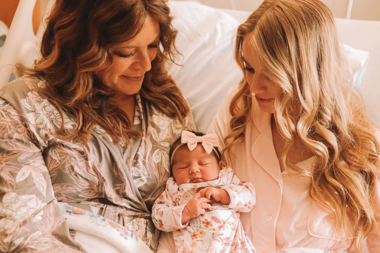 Chalise Smith (kiri) bersama bayi yang dilahirkannya, dan sang anak Kaitlyn Munoz