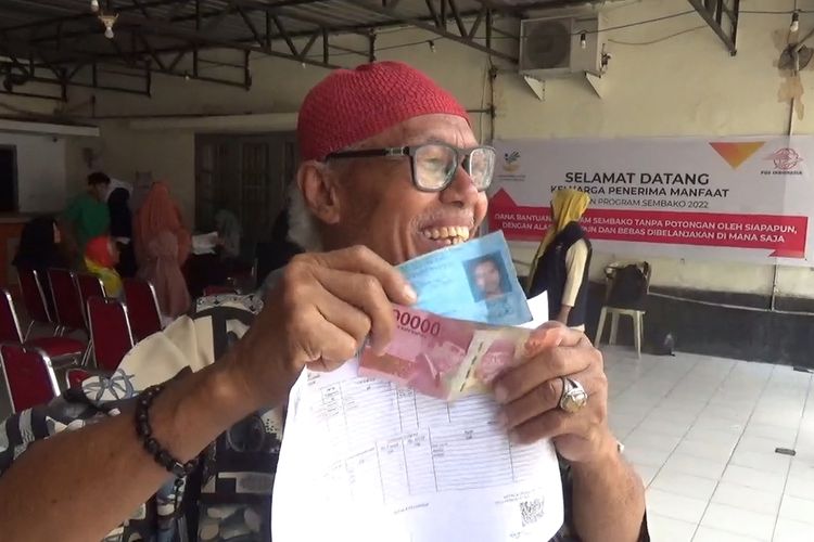 Seorang kakek bernama Idris di Kota Parepare, Sulawesi Selatan, menunjukkan Bantuan Langsung Tunai (BLT) BBM maupun BLT sembako yang dterimanya imbas dari kenaikan harga BBM.
