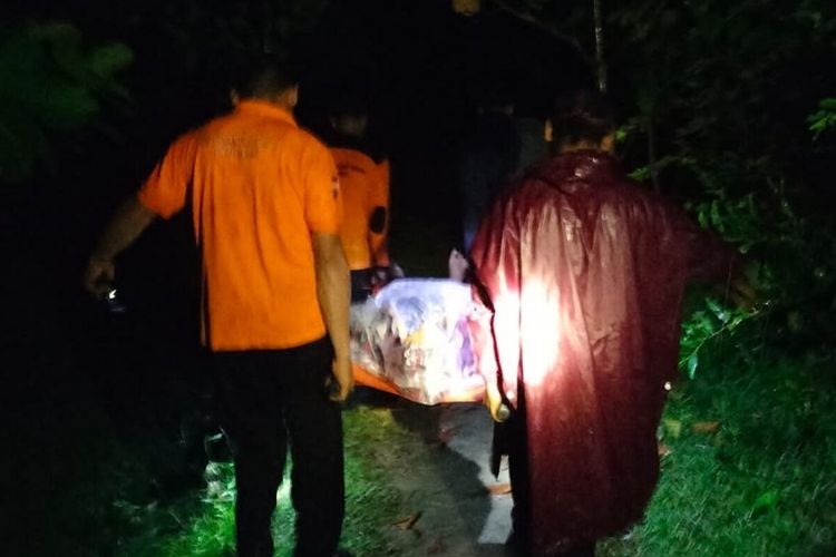 Evakuasi wisatawan yang dari bukit Pengilon, Gunungkidul, Selasa (7/2/2023) malam