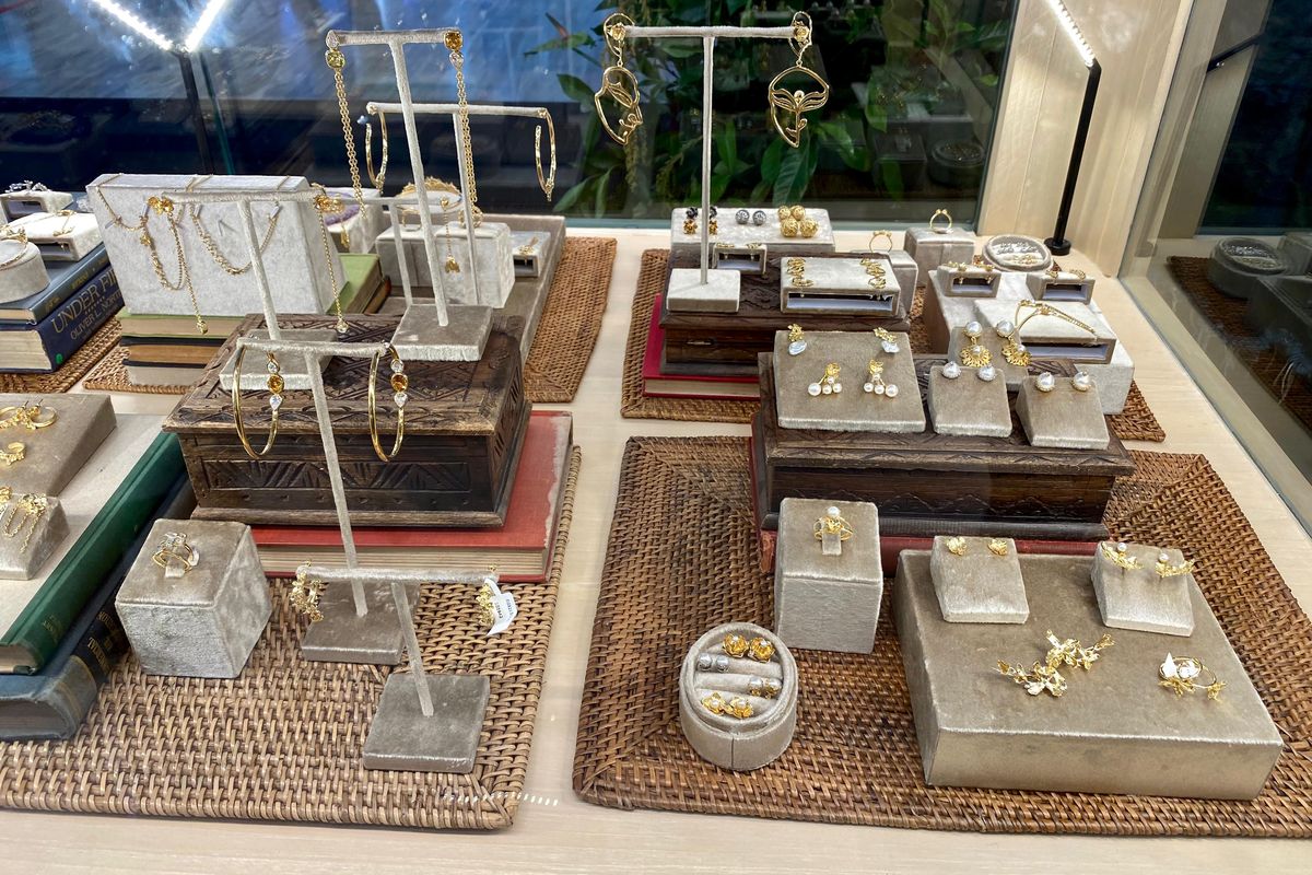 Koleksi Tulola Jewelry, Plaza Indonesia, Jakarta Pusat, Kamis (21/03/2024).