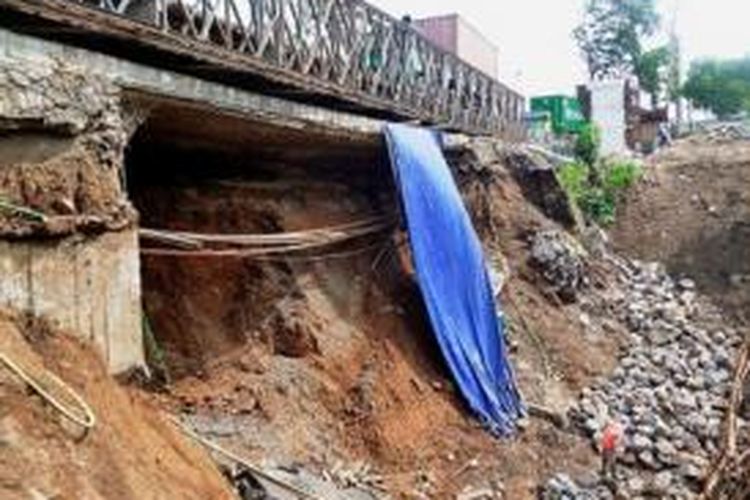 Kendaraan bergantian melintasi jembatan bailey Jalan Raya Bogor-Sukabumi di Butowereng RT 001 RW 003, Caringin, Kabupaten Bogor, Jawa Barat, Kamis (7/11). Sebelum diganti jembatan bailey, salah satu sisi Jembatan Caringin ini runtuh akibat hujan deras pada 2 Oktober 2013, yang menggerus tanah dan fondasi jembatan.