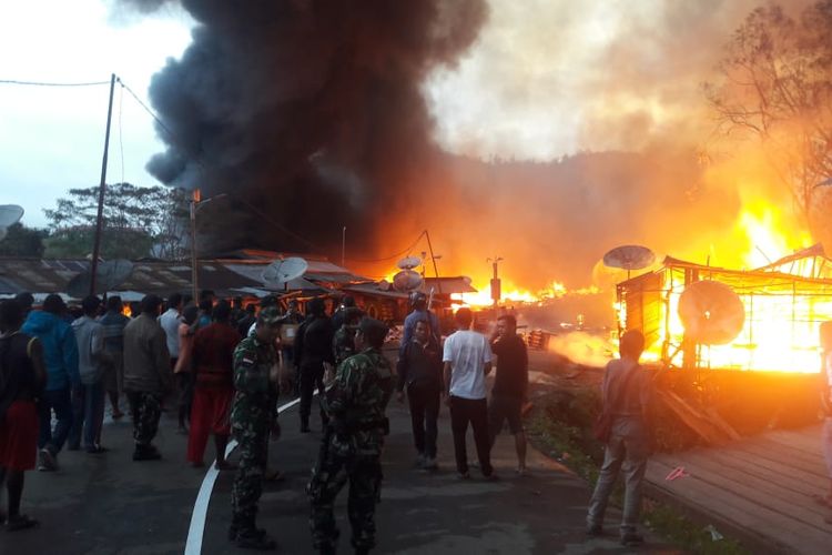 Kerusuhan dan pembakaran kios di  Jalan Balusu Distrik Oksibil, Kabupaten Pegunungan Bintang, Papua, Kamis (26/9/2019).