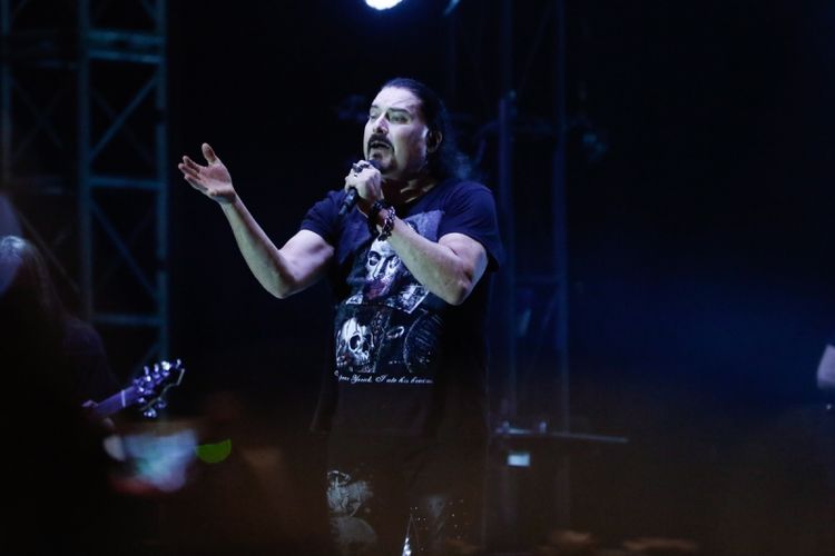 Band Dream Theater tampil di Festival Musik Rock JogjaRockarta di Stadion Kridosono, Yogyakarta, Jumat (29/9/2017). Jogjarockarta juga dimeriahkan band pembuka antara lain God Bless, Roxx, Power Metal, dan Death Vomit. KOMPAS IMAGES/KRISTIANTO PURNOMO
