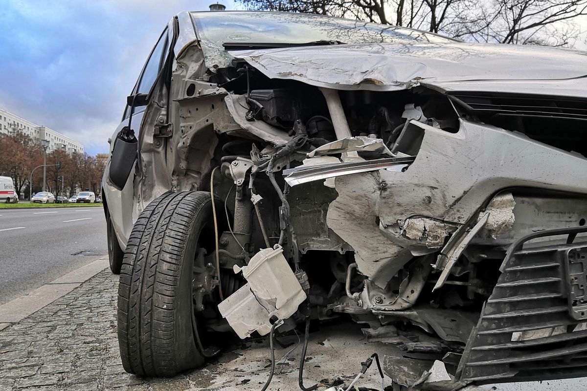 Kecelakaan lalu lintas parah. Kecelakaan di Pekanbaru, mahasiswi tabrak pengendara motor hingga tewas pada Sabtu (3/8/2024). Pelaku sedang dalam pengaruh alkohol dan diduga mengonsumsi narkoba.