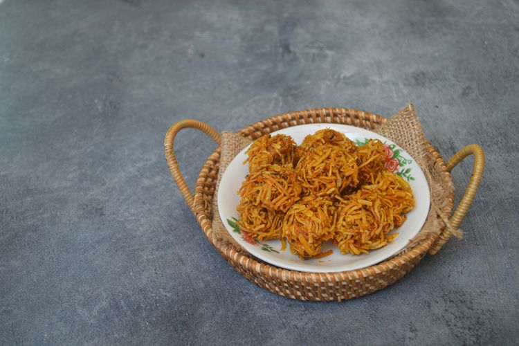 Ilustrasi carang mas, camilan tradisional khas Malang. Carang mas terbuat dari ubi manis, bentuknya seperti mi. 