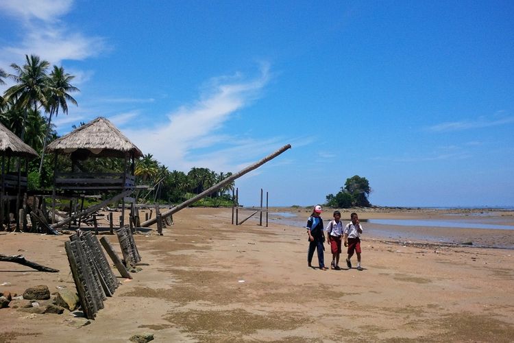 Sejumlah siswa SD 001 Sebatik dari Kamlung Sugai batang yang berjalan 7 kilometer untuk menuju sekolah mereka. Kampung mereka yang terisolir membuat puluhan siswa dari Kampung Sungai Batang hanya memiliki akses jalan  melalui pantai menuju sekolah. 