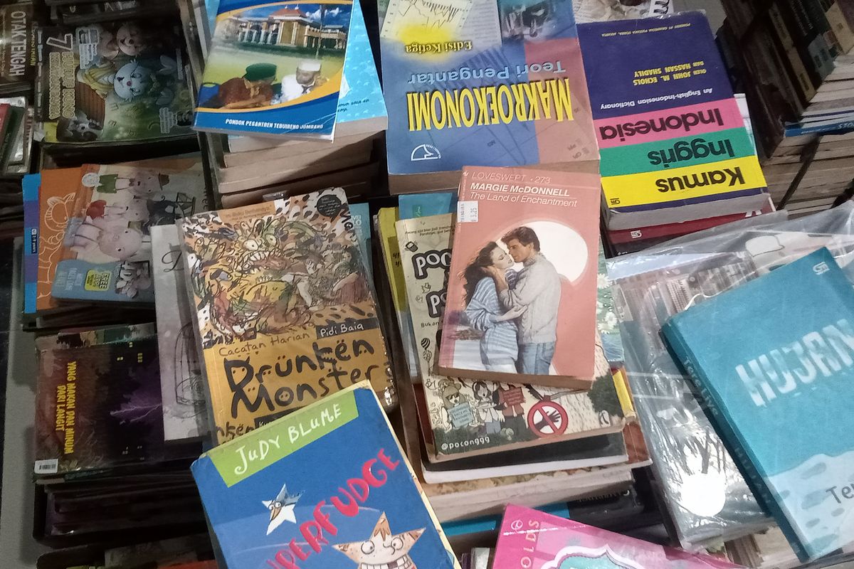 Berbagai jenis buku yang tersedia di salah satu kios milik pedagang bernama Robin di lantai tiga Pasar Kenari.
