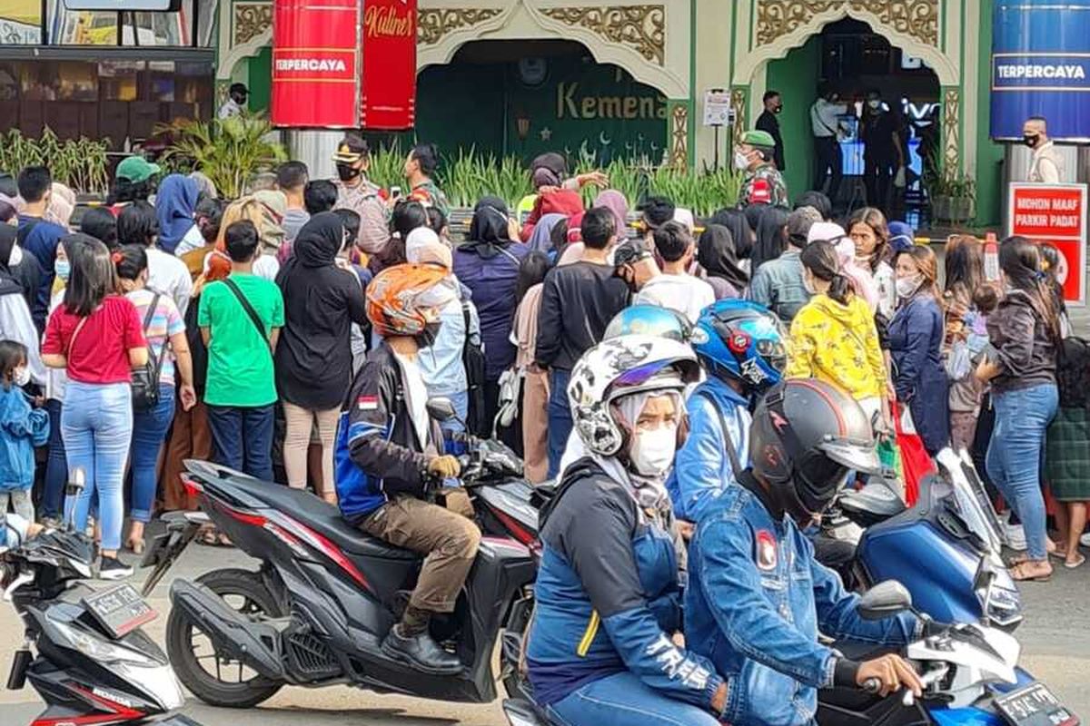 Petugas menutup sementara akses masuk di Mal BTM Bogor karena pengunjung sudah terlalu padat, Minggu (9/5/2021). Akibatnya, antrean pengunjung mengular hingga tepi jalan. Petugas terpaksa membubarkan antrean agar tidak terjadi kerumunan.