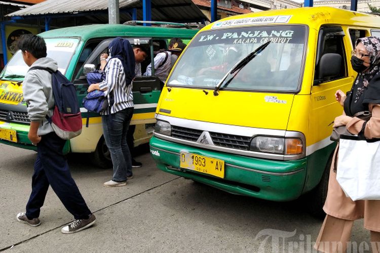 Penumpang turun dari angkutan kota (angkot) yang sudah dipasang selebaran berisi berita acara kesepakatan rapat koordinasi penyesuaian tarif angkutan umum di Kota Bandung, di Terminal Kebon Kalapa, Kota Bandung, Jawa Barat, Jumat (9/9/2022). 