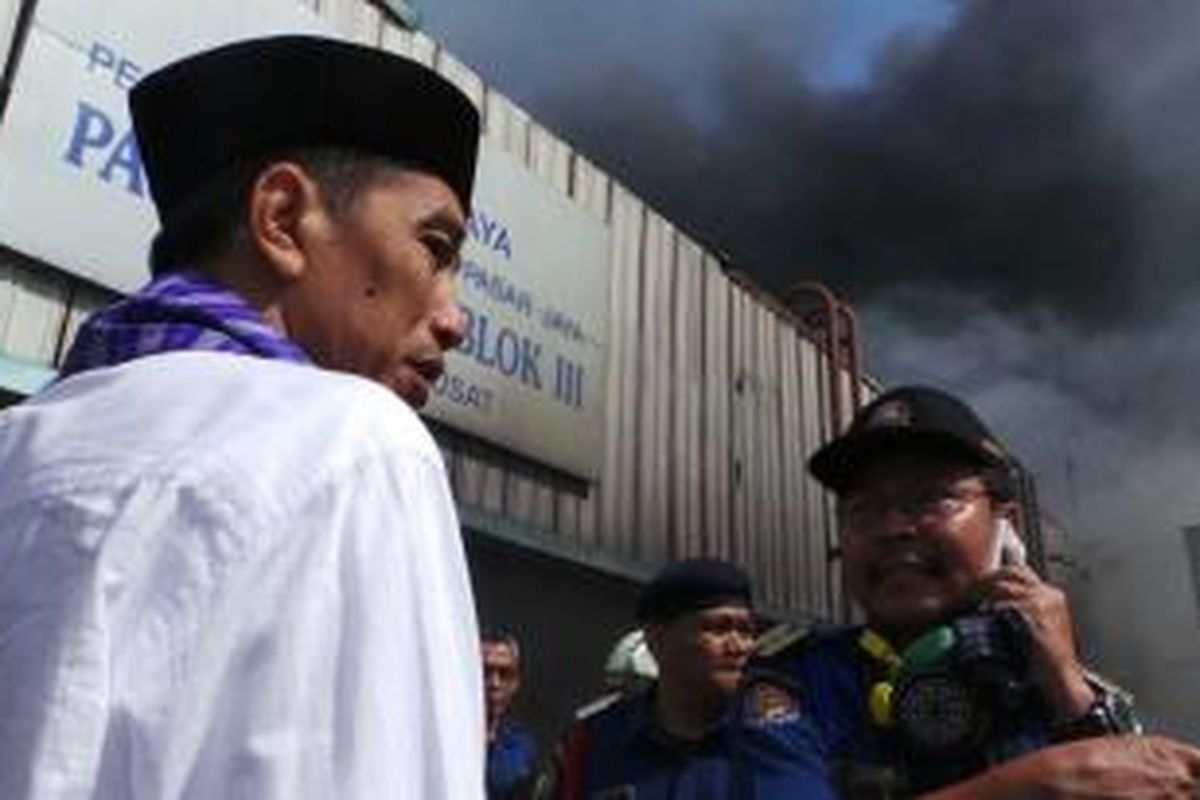 Gubernur DKI Jakarta Joko Widodo meninjau Pasar Senen, Jakarta Pusat, yang terbakar, Jumat (25/4/2014).