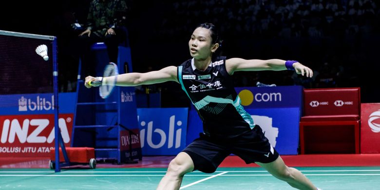 Pebulu tangkis tunggal putri Taiwan, Tai Tzu Ying mengembalikan kok ke arah pemain China, Chen Yufei dalam partai final Indonesia Open 2018 di Istora Senayan, Jakarta, Minggu (8/7/2018). Tai Tzu Ying keluar sebagai juara setelah menang dengan skor 21-23, 21-15 dan 21-9.