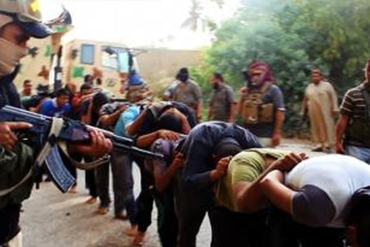 Ini adalah salah satu foto saat para pejuang Negara Islam Irak dan Suriah (ISIS) menangkap para prajurit Irak di kota Tikrit pekan lalu. Para prajurit itu kemudian digiring ke sebuat tempat dan diekseskusi.