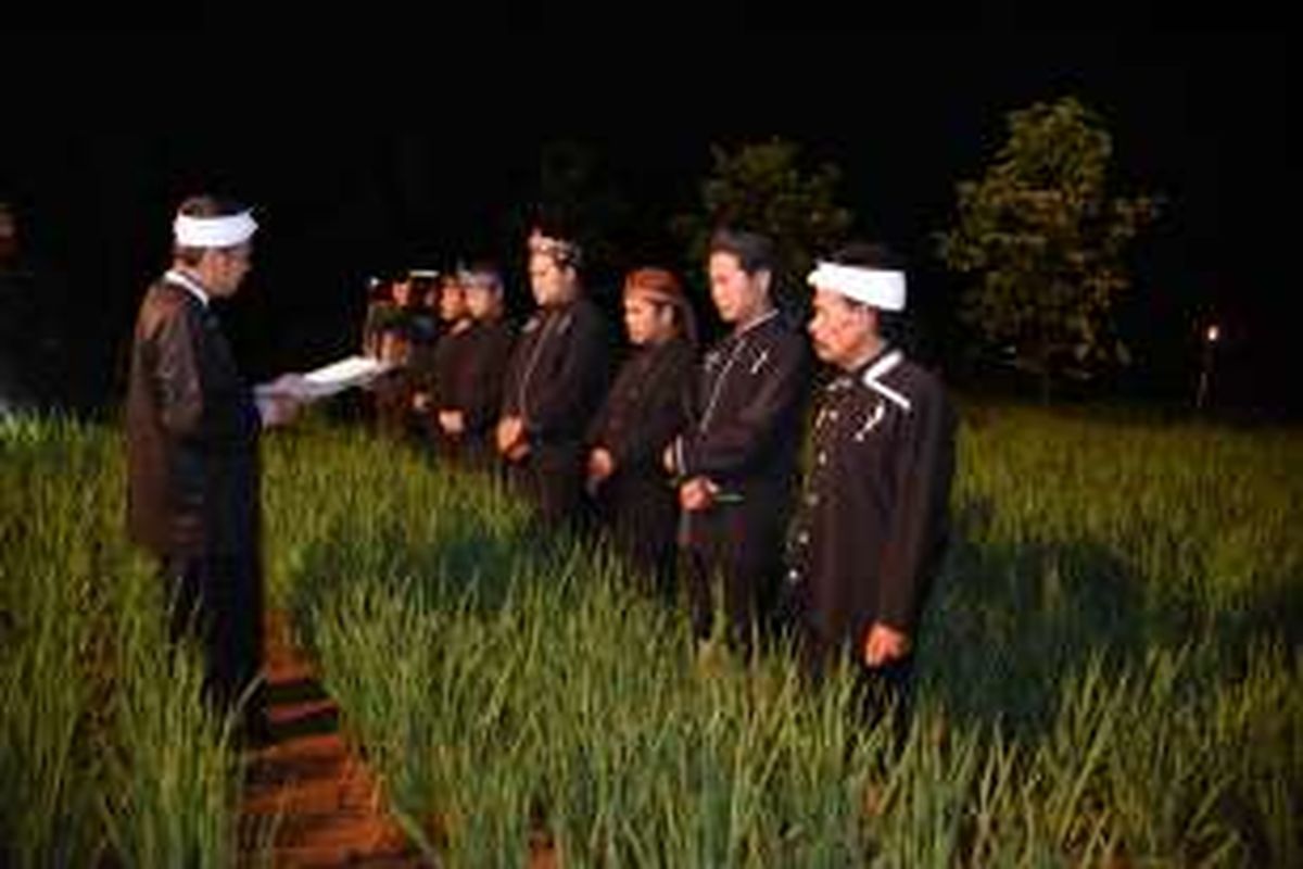 Keenam kepala desa di Purwakarta dilantik di pematang sawah di Kecamatan Wanayasa, Rabu (23/11/2016) malam sekitar pukul 22.00 WIB. Suasana pelantikan jauh dari kesan kaku, karena penerangan pun menggunakan obor sehingga pelantikan lebih terkesan bersahaja, khusyuk, tapi seru.