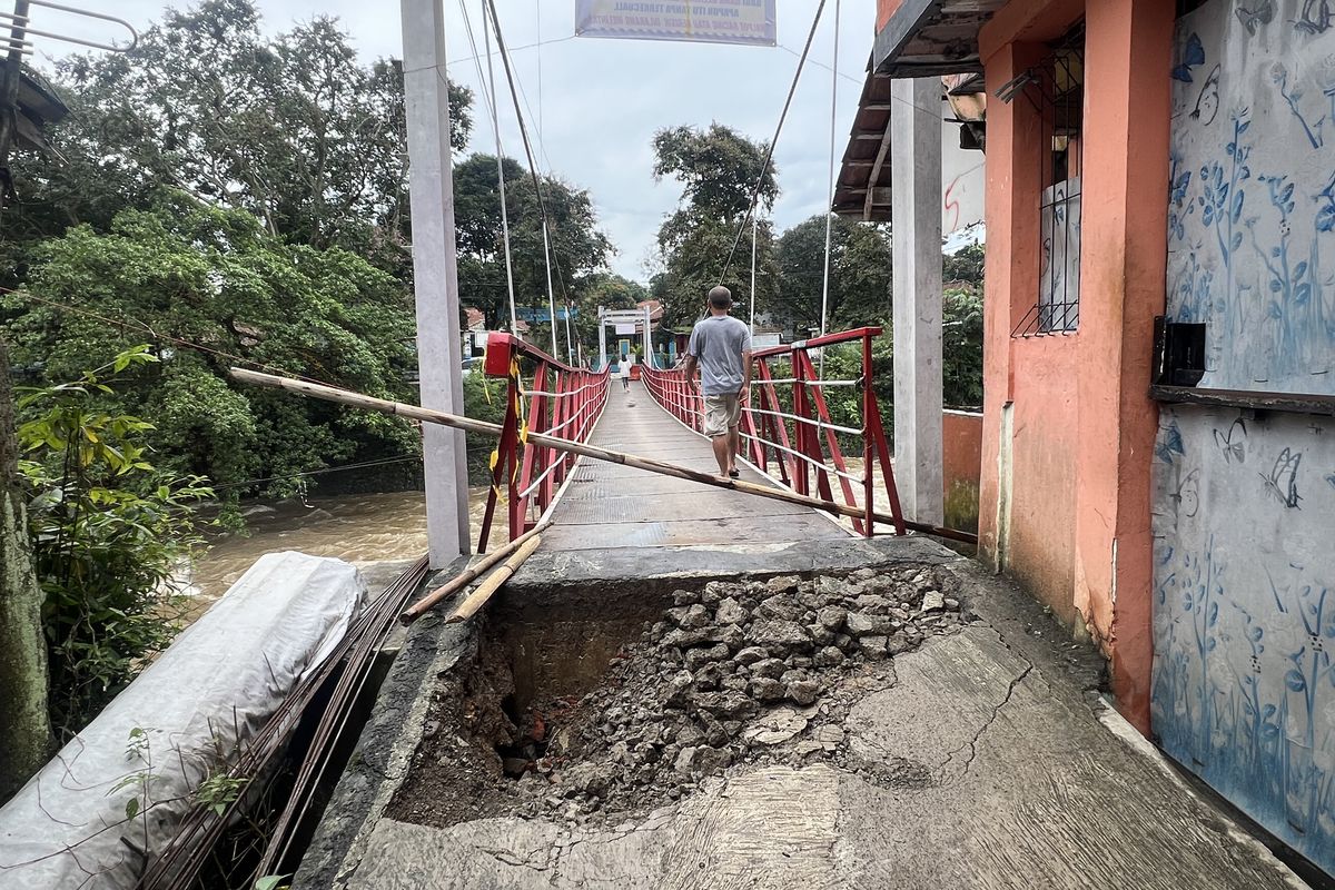 Jembatan di Kampung Lebak Kantin Bogor ditutup untuk pengendara motor, Jumat (15/3/2024).
